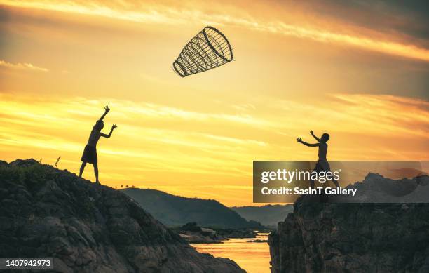 asian children fisherman - birmaanse cultuur stockfoto's en -beelden