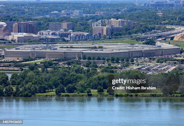 aerial view of the pentagon - arlington, virginia, usa. - pentagono stock-fotos und bilder