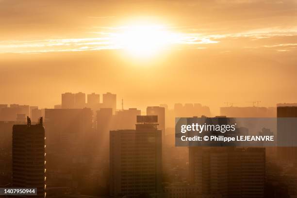 chengdu skyline aerial view at sunset - bruma de calor fotografías e imágenes de stock