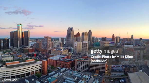 panoramic view of dusk in detroit - detroit river fotografías e imágenes de stock