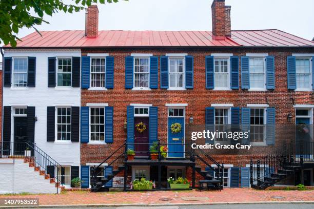 row of brick townhouses - townhouse fotografías e imágenes de stock