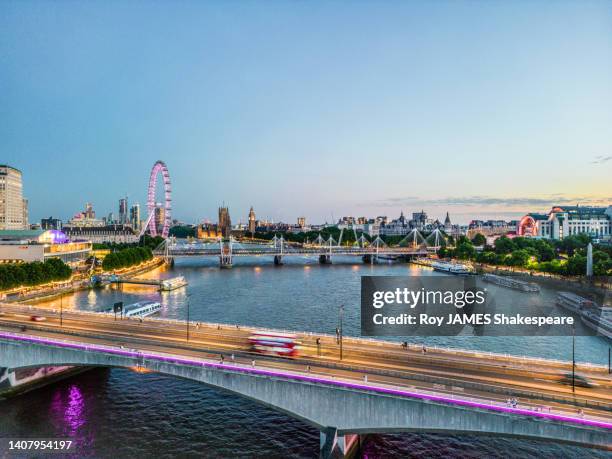 waterloo bridge, london  at night from a  drone perspective - roy james shakespeare stock pictures, royalty-free photos & images