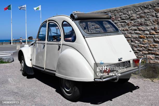 an old timer classic citroen 2cv (dodoche ) - deux chevaux stock pictures, royalty-free photos & images