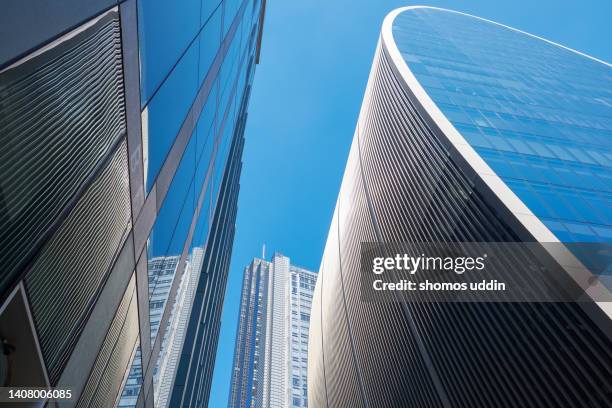 shiny financial buildings in london business district - edifício financeiro - fotografias e filmes do acervo