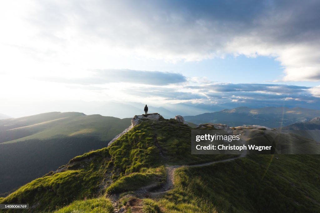 Frau in den Bergen beim Wandern