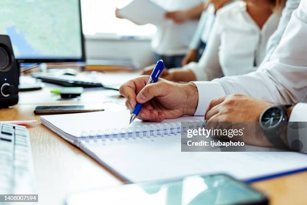 nahaufnahme eines mannes, der hand auf notizbuch schreibt - auditing stock-fotos und bilder