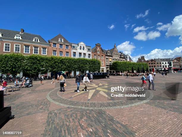 town square in the city center - compass city stockfoto's en -beelden