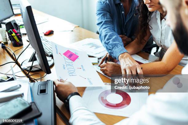 gruppe von unternehmern und geschäftsleuten, die arbeiten. - pitching drawing stock-fotos und bilder