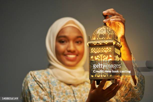 malay hijab with traditional clothing holding arabic lantern celebrating ramadan - eid al fitr celebration to mark the end of ramadan stockfoto's en -beelden