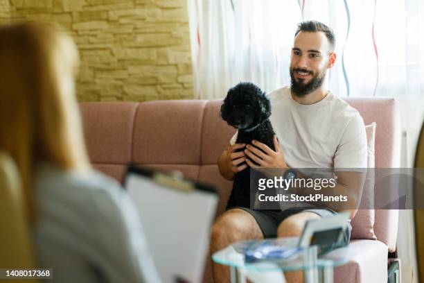 mann und sein hund mit sprechendem psychologen - psychiatercouch stock-fotos und bilder
