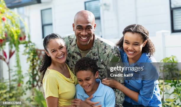 veterano de la marina afroamericana con familia multirracial - ejército fotografías e imágenes de stock