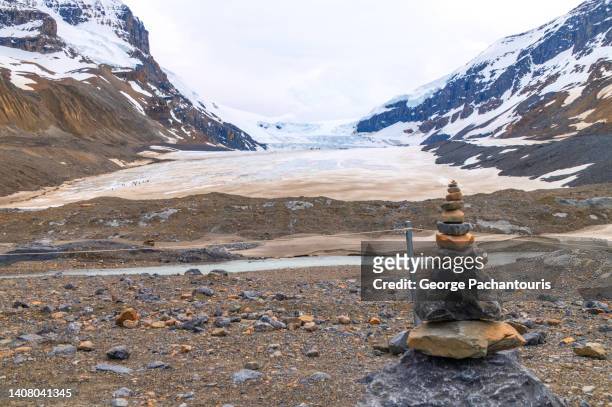 rock tower and the athabasca glacier in alberta, canada - columbia icefield stock pictures, royalty-free photos & images