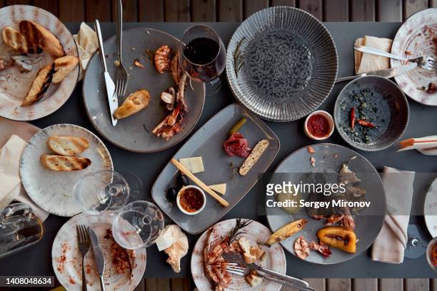 leftovers of outdoor dining table - table after party stock pictures, royalty-free photos & images
