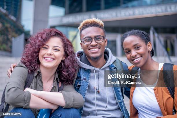 university students portrait - laatstejaars high school stockfoto's en -beelden