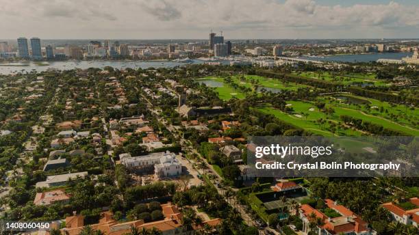 vista aerea del drone del terreno sulla spiaggia a palm beach, in florida, durante a mezzogiorno della primavera del 2022 - west palm beach foto e immagini stock