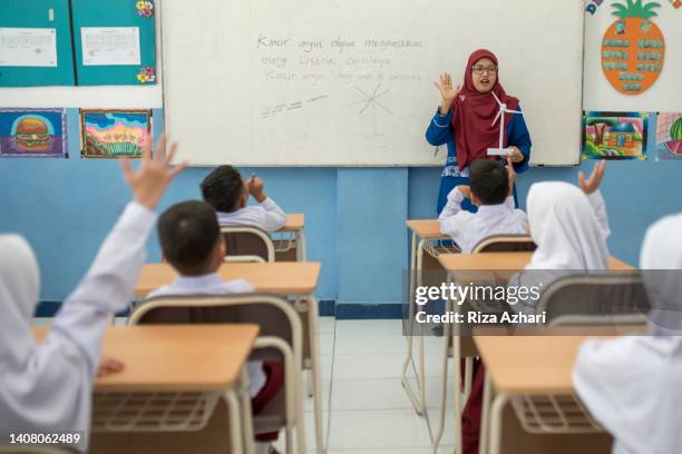 the teacher explains about the windmill in class - indonesian school stock pictures, royalty-free photos & images