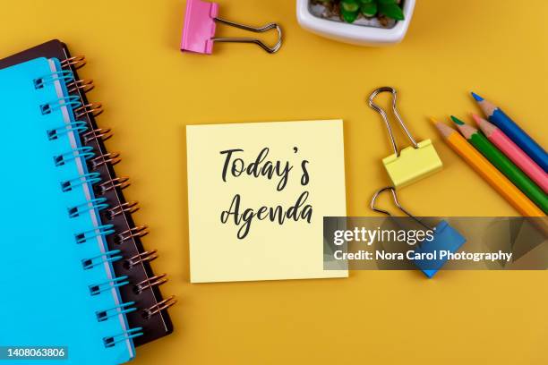 today's agenda text on adhesive note - scheduler bildbanksfoton och bilder