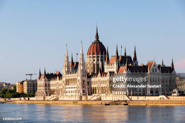 hungarian parliament building and danube river in budapest, hungary - budapest skyline stock pictures, royalty-free photos & images