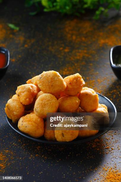 moong dal vada - deep fried fotografías e imágenes de stock