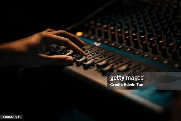 équipe d’événements sportifs asiatiques travaillant dans les coulisses avec panneau de commande sur l’éclairage de la scène, le système de son et l’effet d’éclairage - mixage du son photos et images de collection