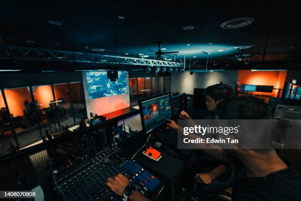 asian sports event crew che lavora nel backstage con pannello di controllo su illuminazione del palco, sistema audio ed effetto luminoso - studio televisivo foto e immagini stock