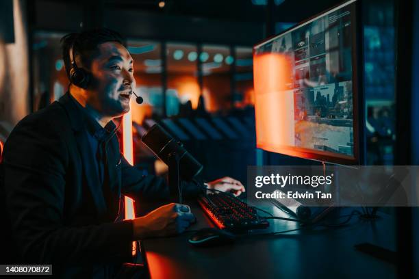 begeistertes asiatisches chinesisches esports game host streamer online-live-streaming-hosting im spielzimmer mit voip und instant messaging social platform. - kommentator stock-fotos und bilder