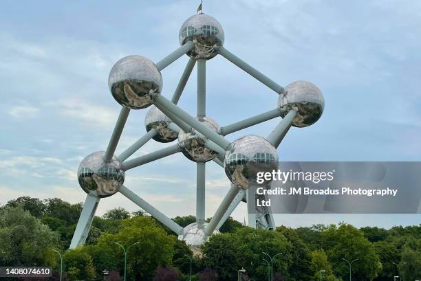 brussles' atomium - atomium monument stock pictures, royalty-free photos & images