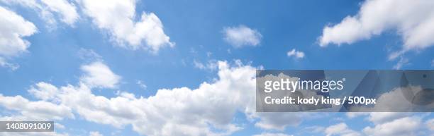 a clear sky with blue sky and white clouds - 背景 stock-fotos und bilder