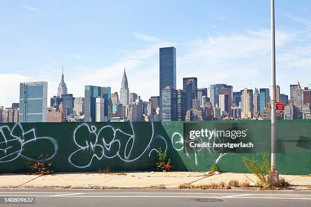 skyline di new york - street art graffiti foto e immagini stock