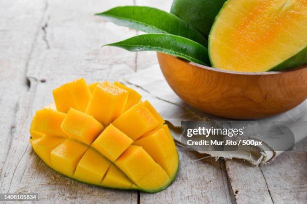 close up view of fresh mango on wood material - mango 個照片及圖片檔