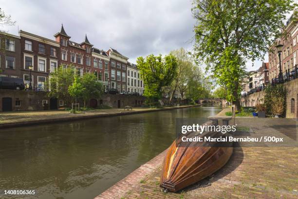 scenic view of river by buildings against sky,binnenstad,utrecht,netherlands - binnenstad stock-fotos und bilder