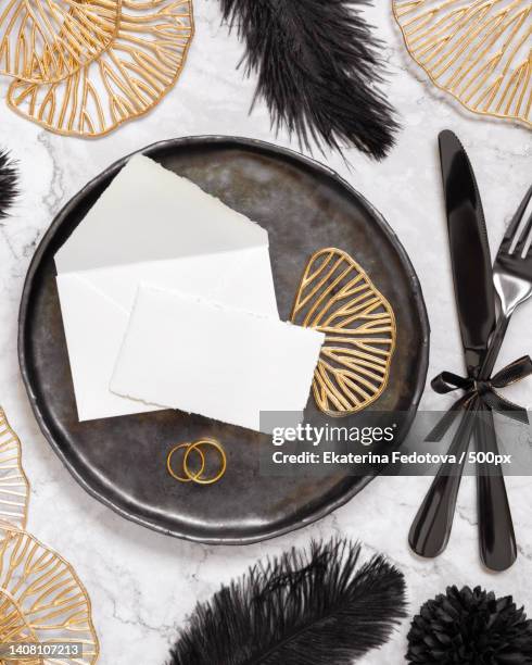 black and golden wedding table setting with a place card and rings top view,mockup - gold meets golden fotografías e imágenes de stock