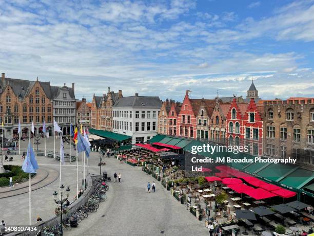 market square, bruges, belgium - marktplein stockfoto's en -beelden
