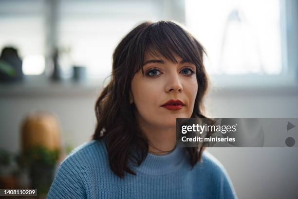 portrait de sérieux femme à la maison - déception photos et images de collection