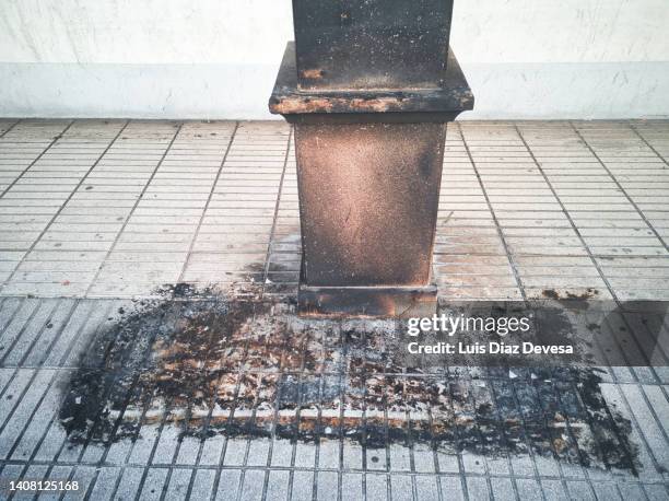 the thugs burned a mattress on the sidewalk - vingança - fotografias e filmes do acervo