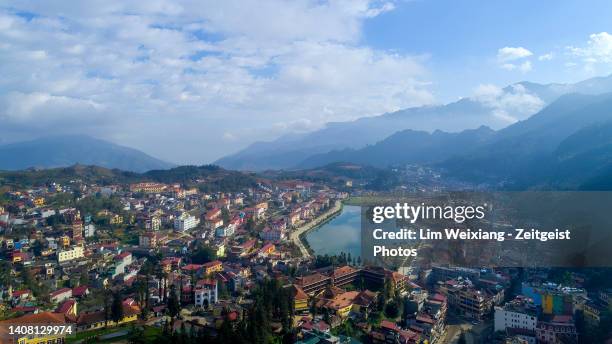 panoramic shot of mountain town with lake - sa pa stockfoto's en -beelden