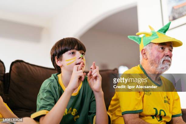 junge und großvater beim elfmeterschießen in brasilien - strafstoß serie fußball und andere sportarten stock-fotos und bilder