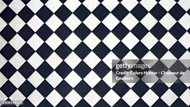 floor covered in black and white wall tiles outside the front door of a house in london, england, uk - chão de azulejo imagens e fotografias de stock