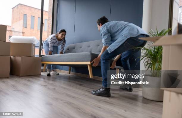 paar zieht um und hebt ein sofa - box lifting technique stock-fotos und bilder