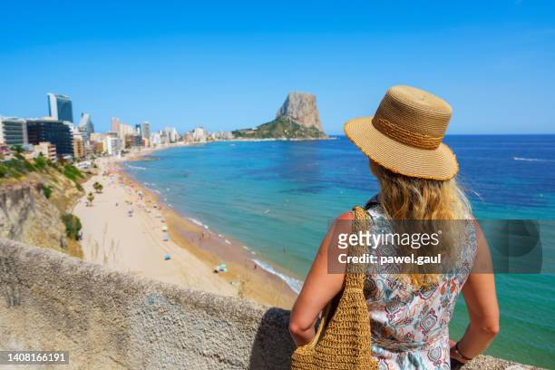 femme regardant le rocher d’ifach et la plage de calp en espagne - costa blanca photos et images de collection