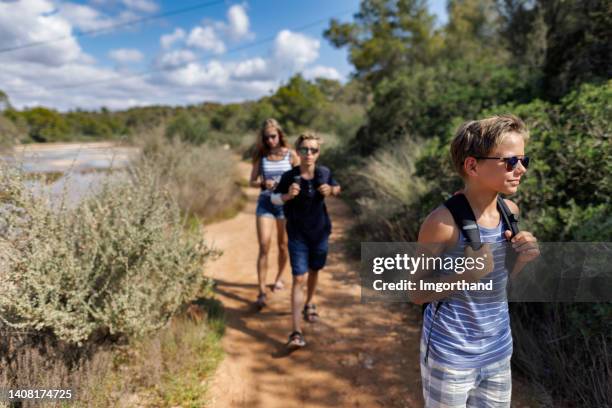 jugendliche wandern im parc natural de mondragó auf mallorca, spanien - naturpark stock-fotos und bilder