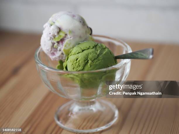 blueberry yogurt and matcha green tea scoop ice cream in clear glass cup on the table - sorbet 個照片及圖片檔