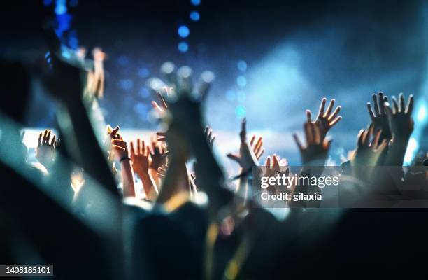 rave party silhouettes. - zwaaien gebaren stockfoto's en -beelden