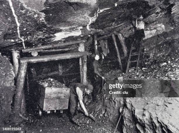 illustrations, cliparts, dessins animés et icônes de dans la mine de charbon : travail dans le puits - mineur de charbon