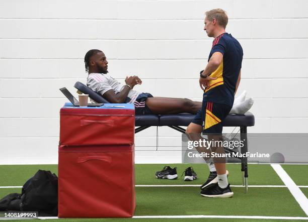 Jordan Reece Arsenal Physio Photos and Premium High Res Pictures - Getty Images