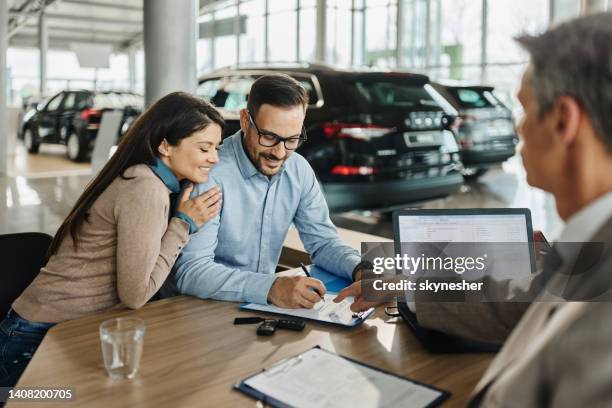 firma qui per favore! - venditore di automobili foto e immagini stock