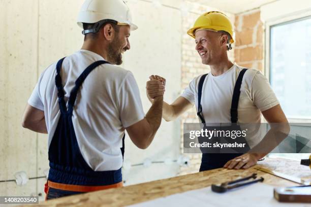 heureux ouvriers qui se saluent sur le chantier. - welcome home photos et images de collection