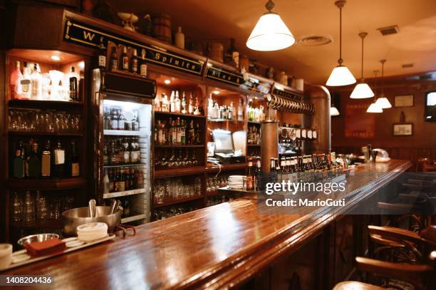 innenansicht einer taverne - kneipe stock-fotos und bilder