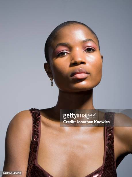portrait beautiful young woman with shaved head - blank expression stock-fotos und bilder