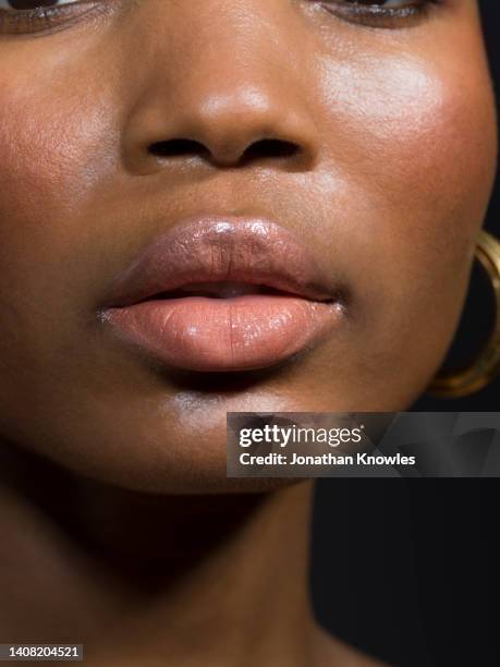 extreme close up lipstick on lips of model - brillant à lèvres photos et images de collection
